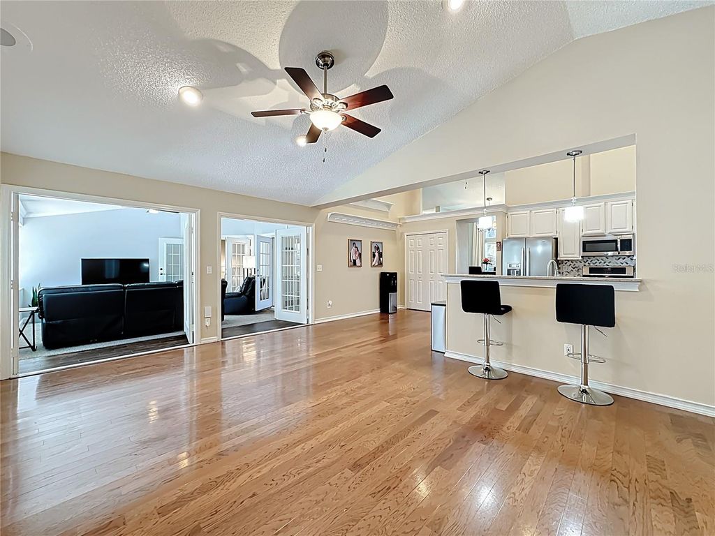 Image 14 of property listing at 10729 OAK GLEN CIRCLE, Orlando, FL 32817