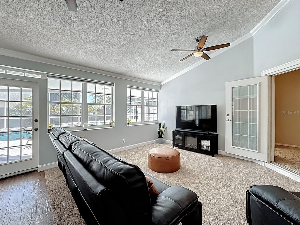 Image 15 of property listing at 10729 OAK GLEN CIRCLE, Orlando, FL 32817