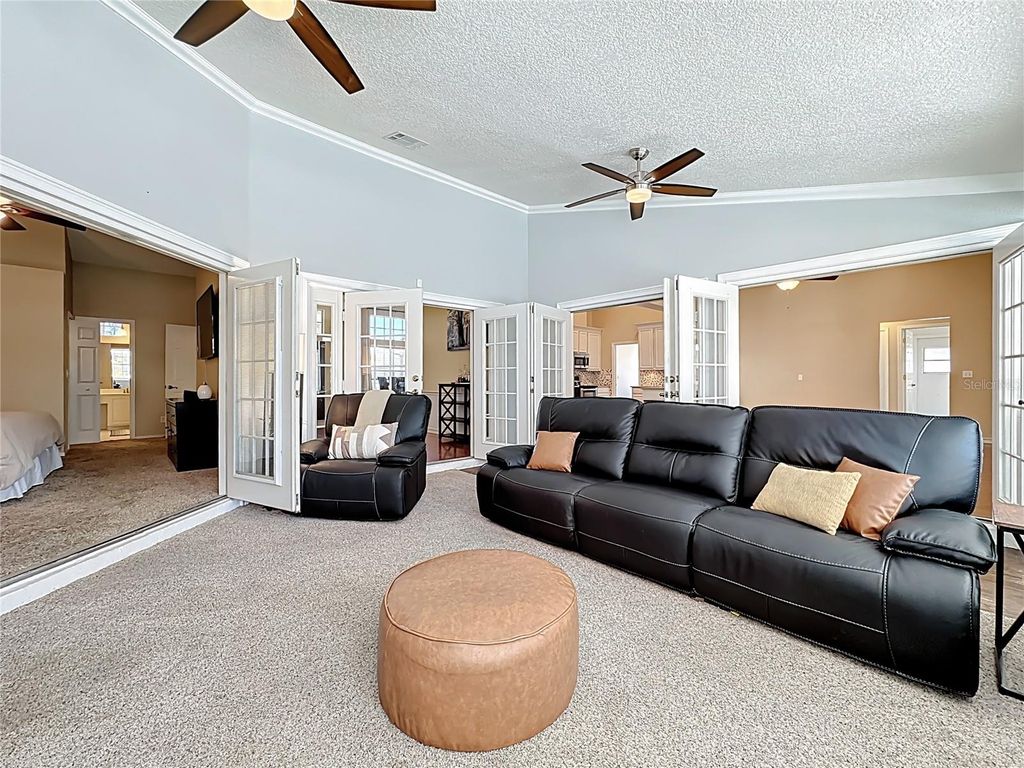 Image 17 of property listing at 10729 OAK GLEN CIRCLE, Orlando, FL 32817