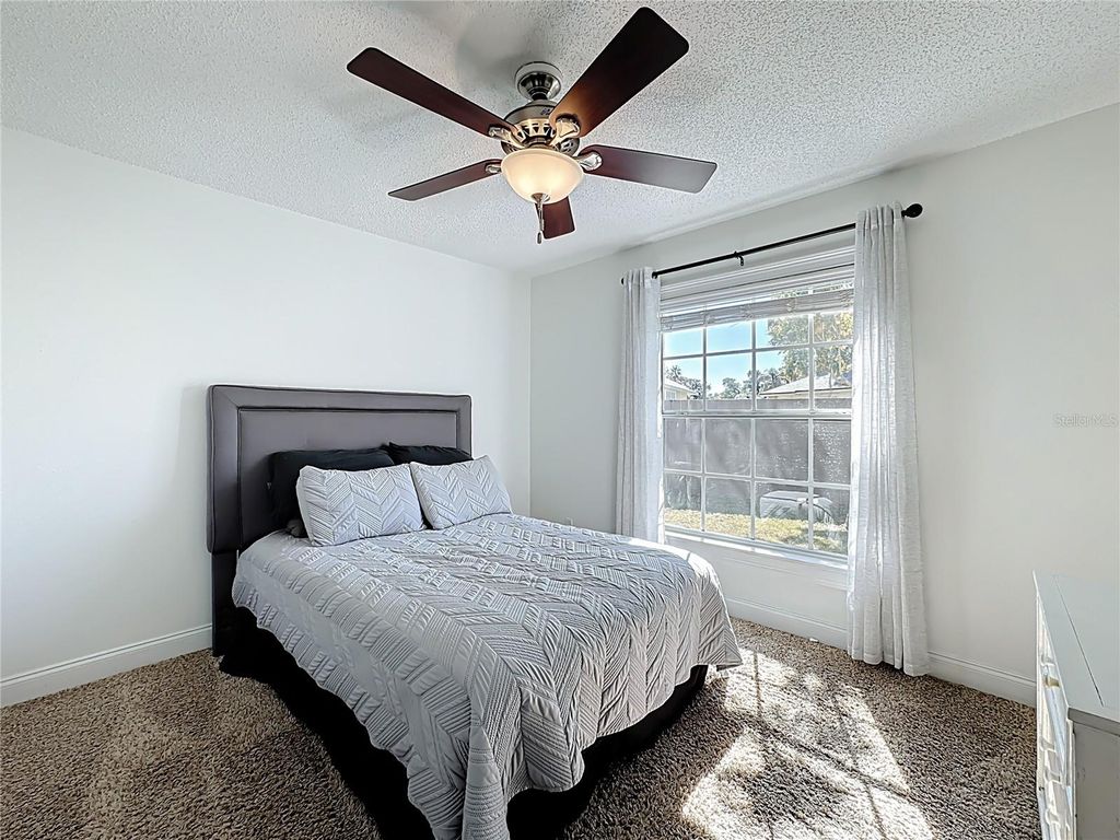 Image 20 of property listing at 10729 OAK GLEN CIRCLE, Orlando, FL 32817