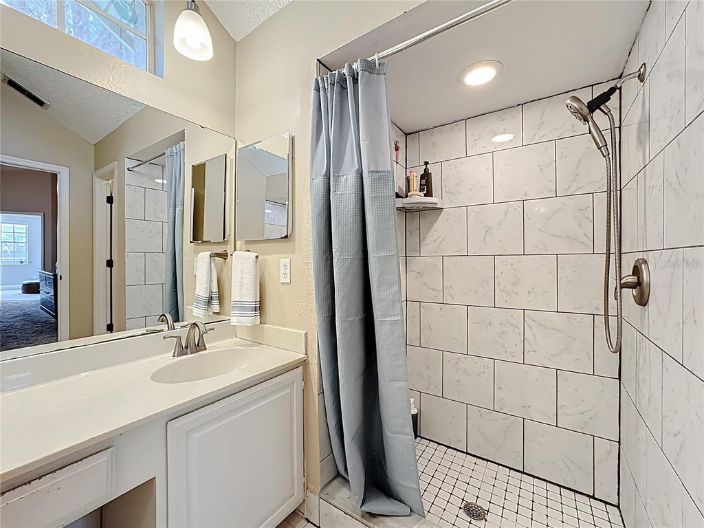 Image 24 of property listing at 10729 OAK GLEN CIRCLE, Orlando, FL 32817