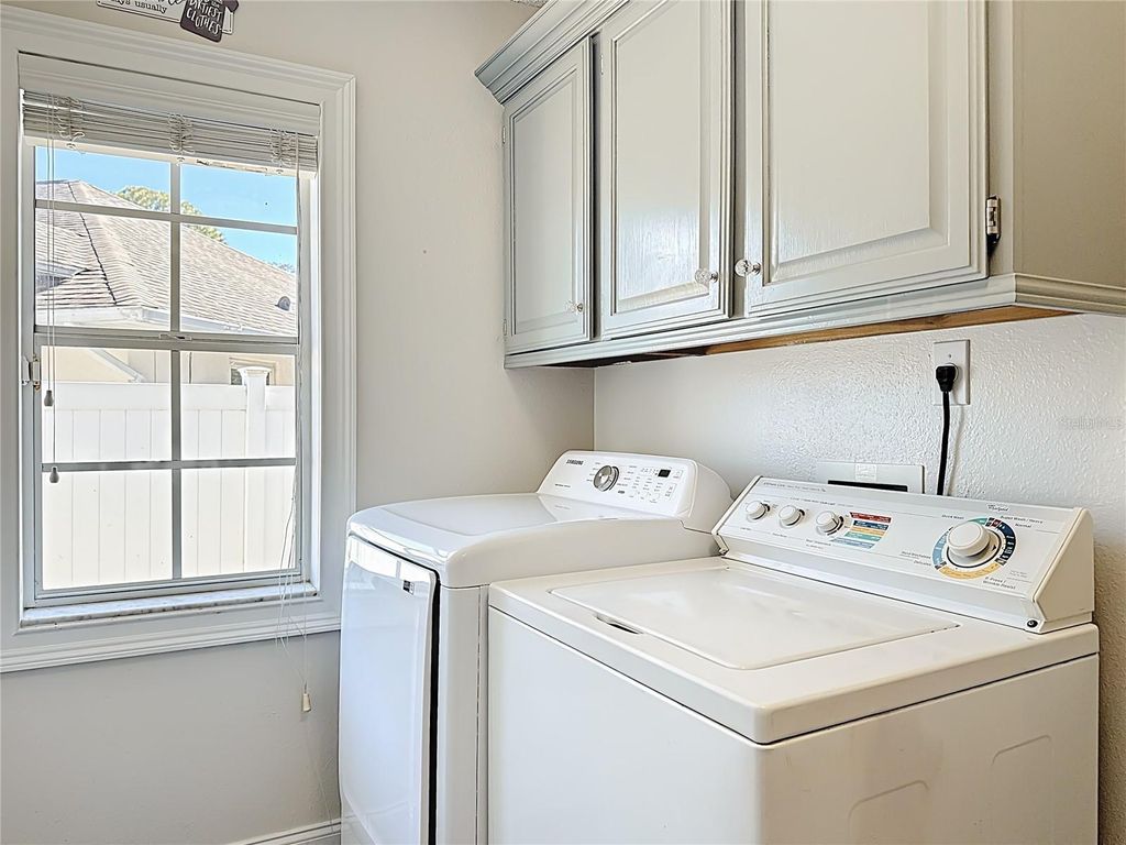 Image 27 of property listing at 10729 OAK GLEN CIRCLE, Orlando, FL 32817