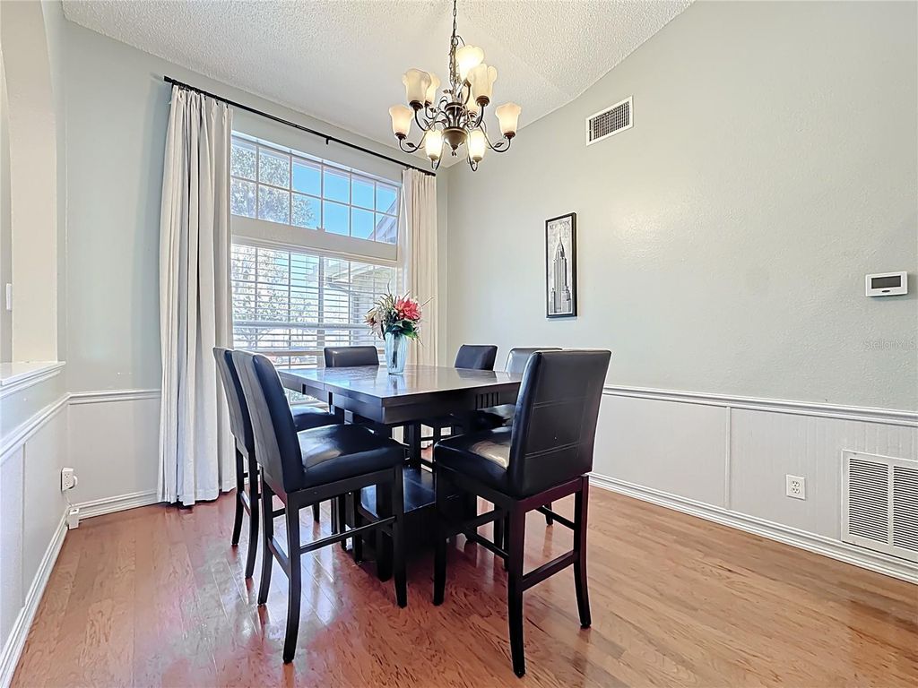 Image 5 of property listing at 10729 OAK GLEN CIRCLE, Orlando, FL 32817