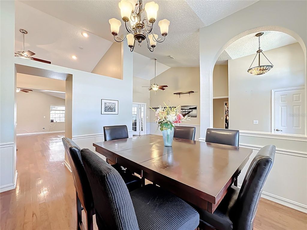 Image 6 of property listing at 10729 OAK GLEN CIRCLE, Orlando, FL 32817