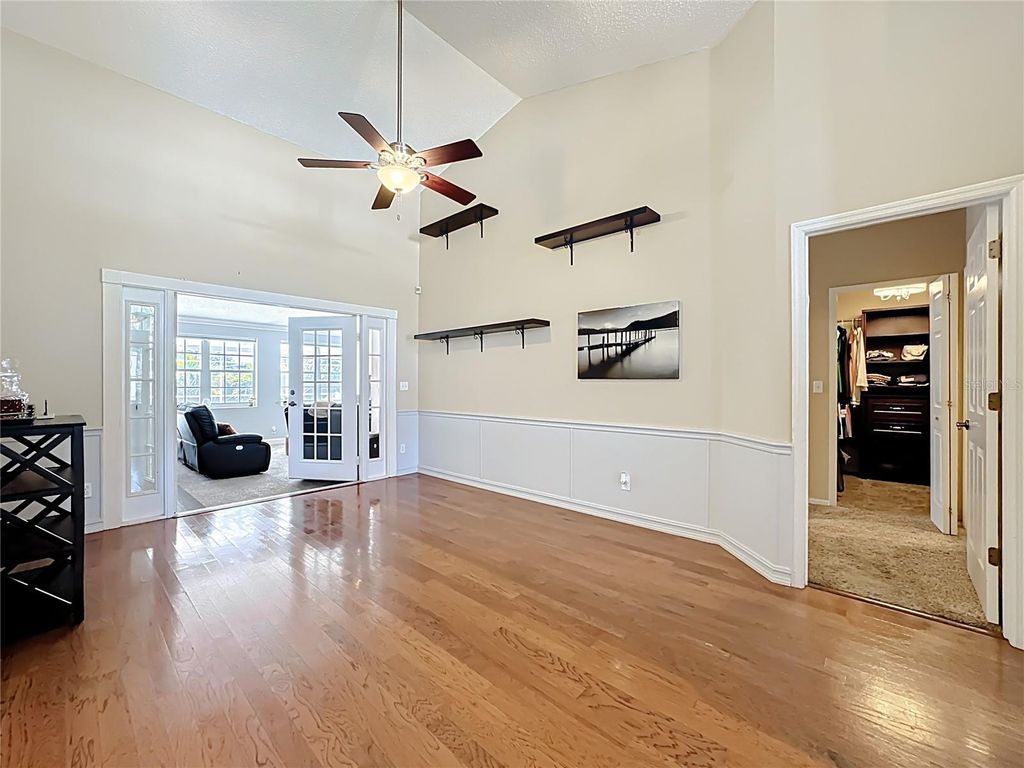 Image 7 of property listing at 10729 OAK GLEN CIRCLE, Orlando, FL 32817