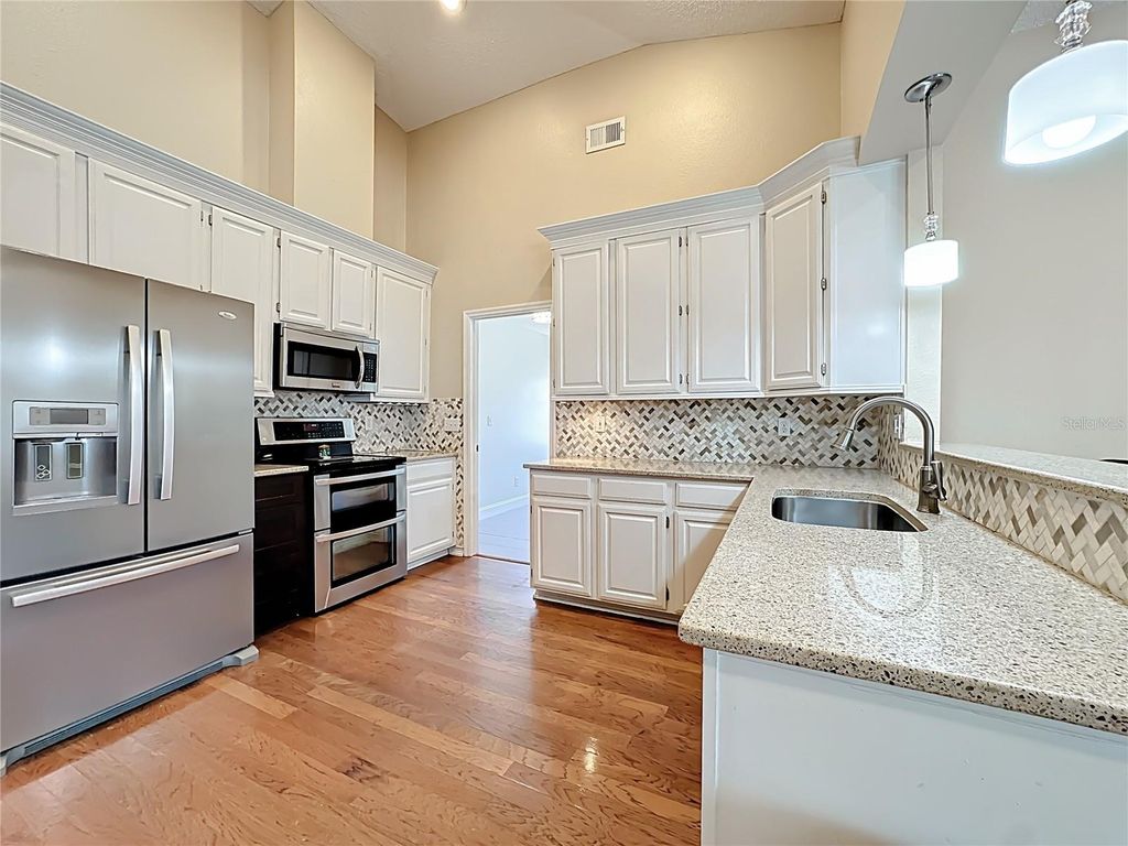 Image 10 of property listing at 10729 OAK GLEN CIRCLE, Orlando, FL 32817