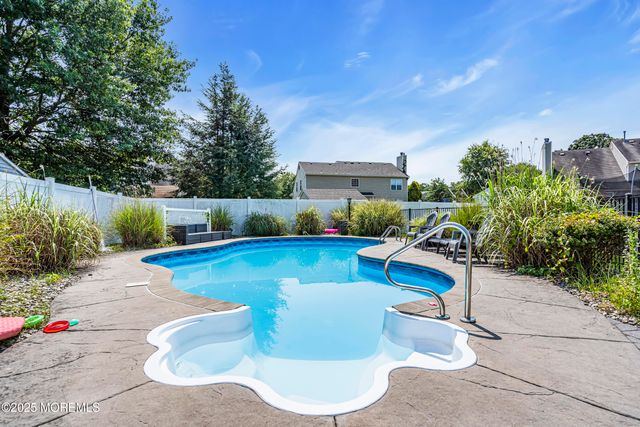 8 Cabin Brook Crescent Crest, Manchester, NJ 08759