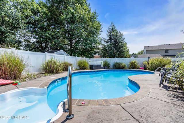 8 Cabin Brook Crescent Crest, Manchester, NJ 08759