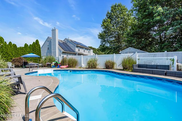 8 Cabin Brook Crescent Crest, Manchester, NJ 08759