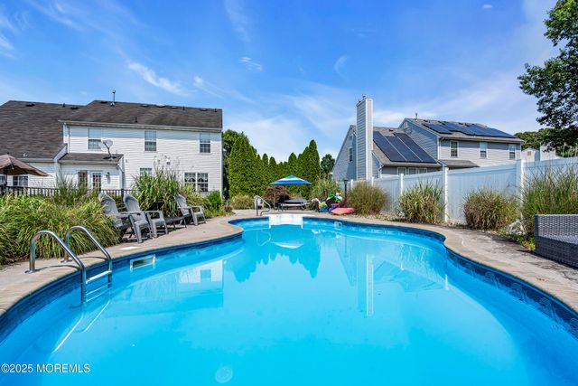 8 Cabin Brook Crescent Crest, Manchester, NJ 08759