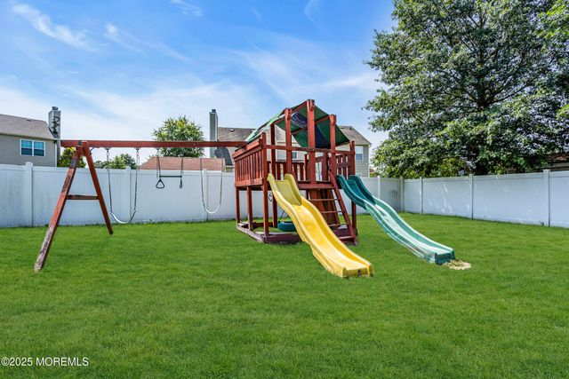 8 Cabin Brook Crescent Crest, Manchester, NJ 08759