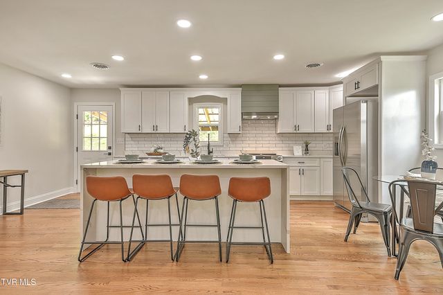 1091 Long Crescent Drive, Bristol, VA 24201