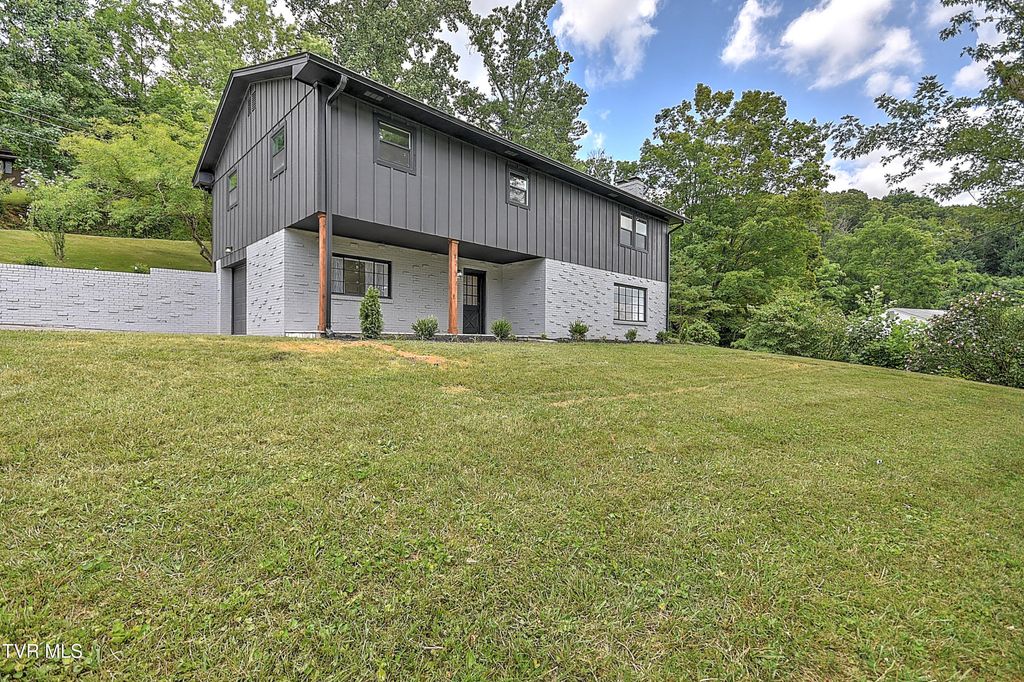 1091 Long Crescent Drive, Bristol, VA 24201