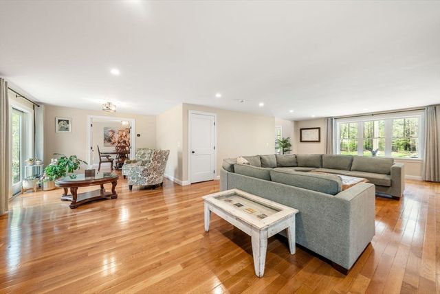 42 North St, Norfolk, MA 02056