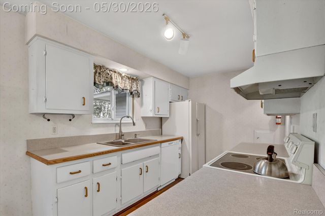 721 Robbinann Drive, Waterford Charter Township, MI 48328