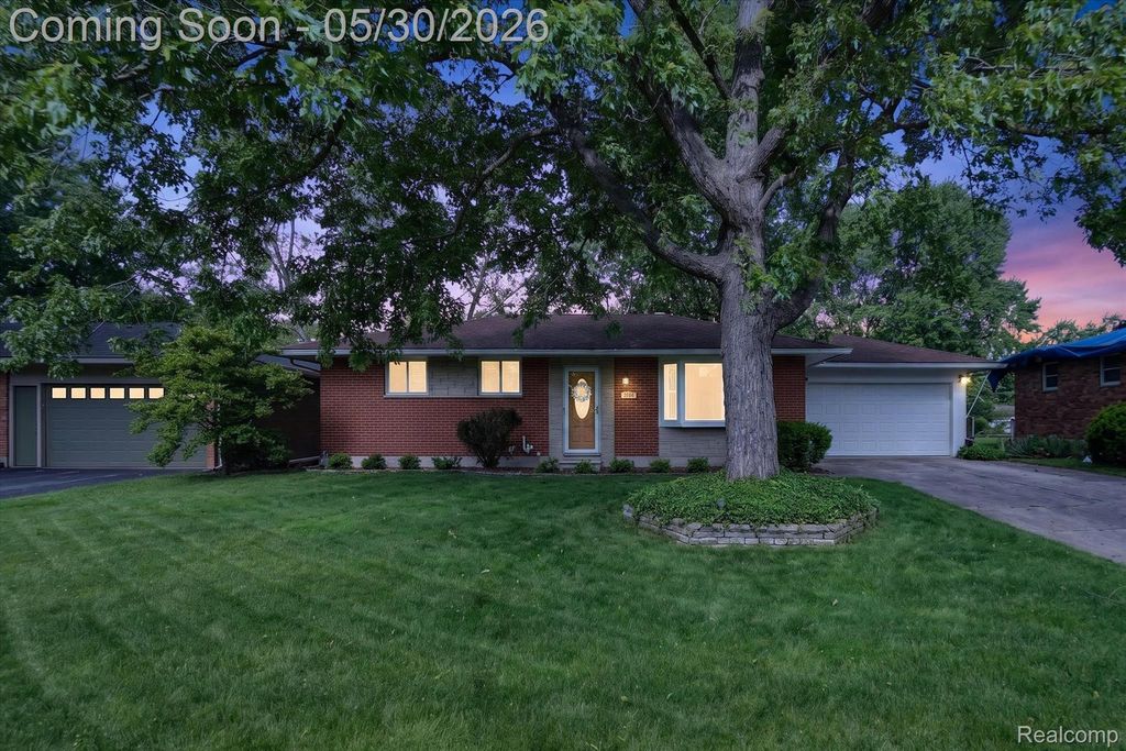 721 Robbinann Drive, Waterford Charter Township, MI 48328