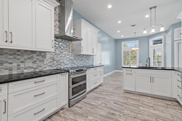 138 W Country Club Drive, Destin, FL 32541