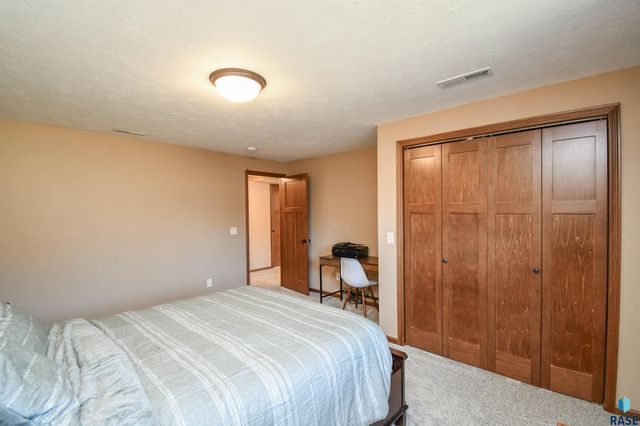 1704 S Andrew Ave Avenue, Sioux Falls, SD 57106