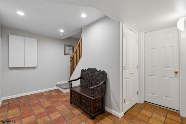 27 Hillside Ter, New Providence Boro, NJ 07901