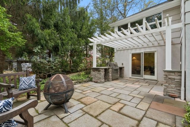 27 Hillside Ter, New Providence Boro, NJ 07901