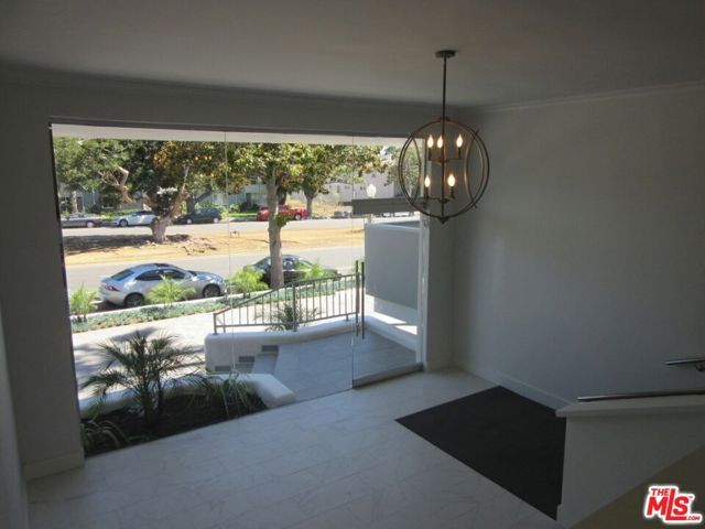 537 San Vicente Boulevard, Santa Monica, CA 90402