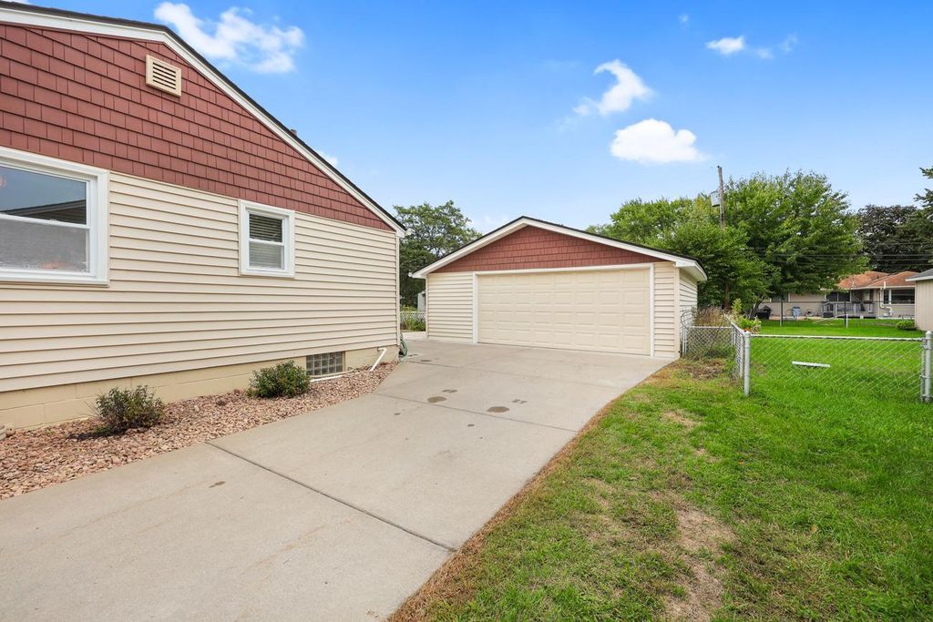 6324 Lee Avenue N, Brooklyn Center, MN 55429 — photo 5