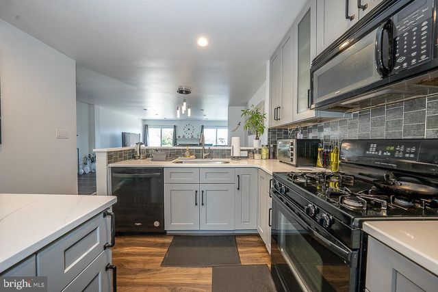 39 CABOT DR, Chesterbrook, PA 19087