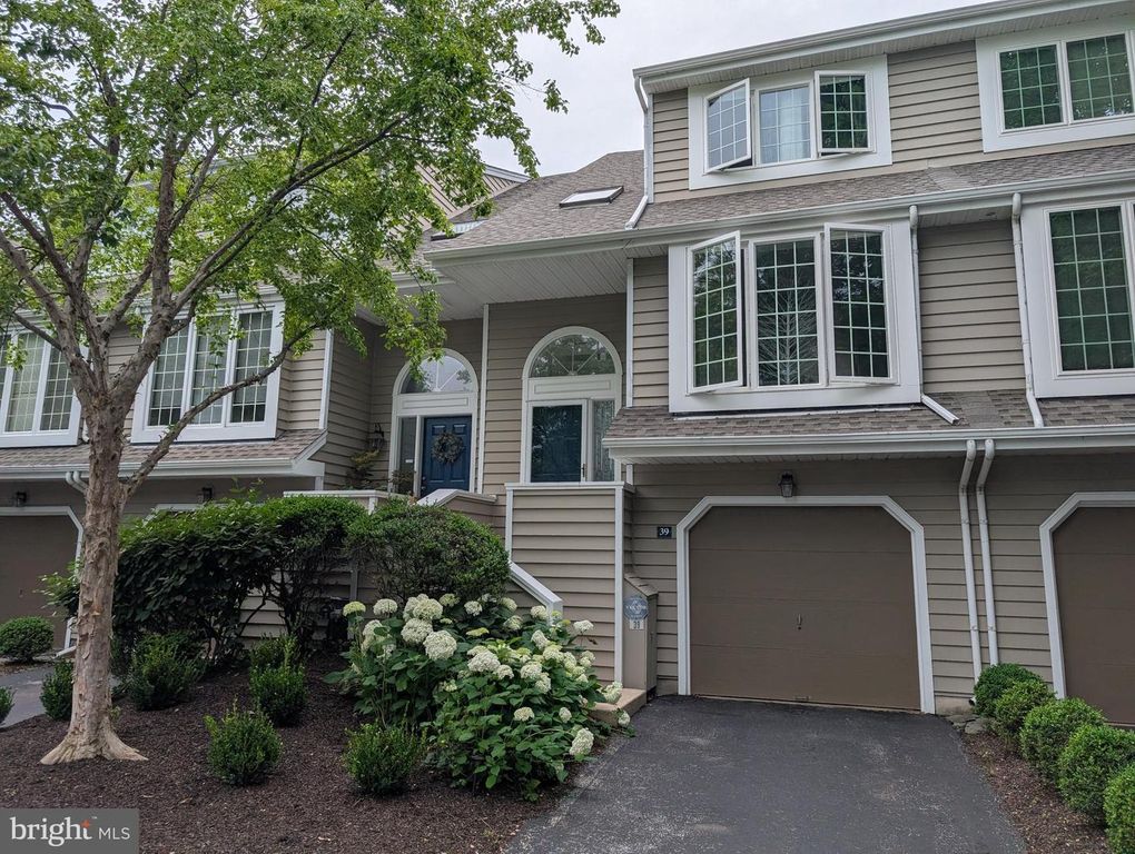 39 CABOT DR, Chesterbrook, PA 19087