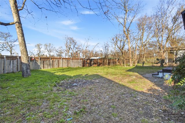215 E 12th Street, Bonham, TX 75418