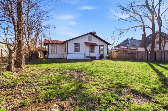 215 E 12th Street, Bonham, TX 75418