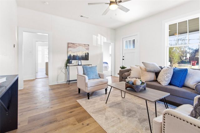 215 E 12th Street, Bonham, TX 75418