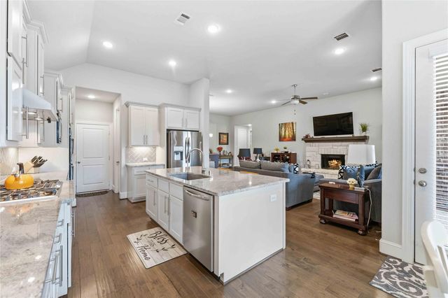 10127 Coopers Hawk Way, Conroe, TX 77385