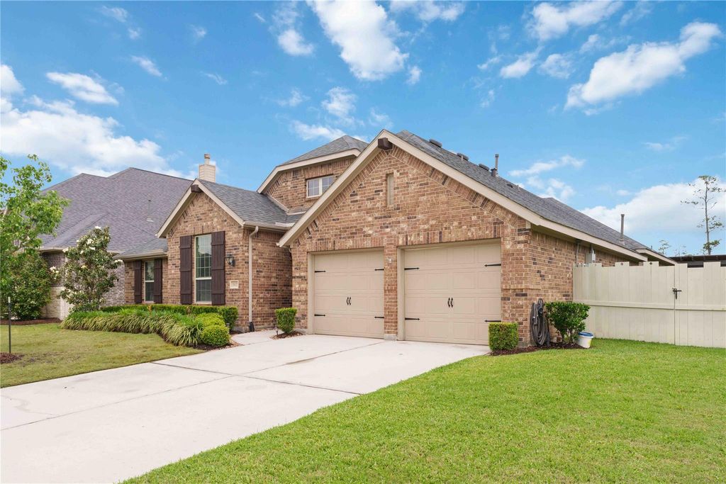 10127 Coopers Hawk Way, Conroe, TX 77385
