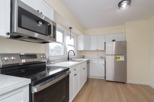 72 Honeysuckle Dr 72, Chicopee, MA 01022