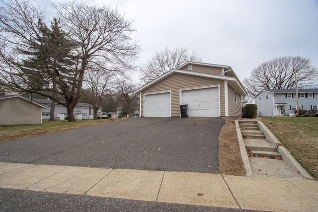 72 Honeysuckle Dr 72, Chicopee, MA 01022
