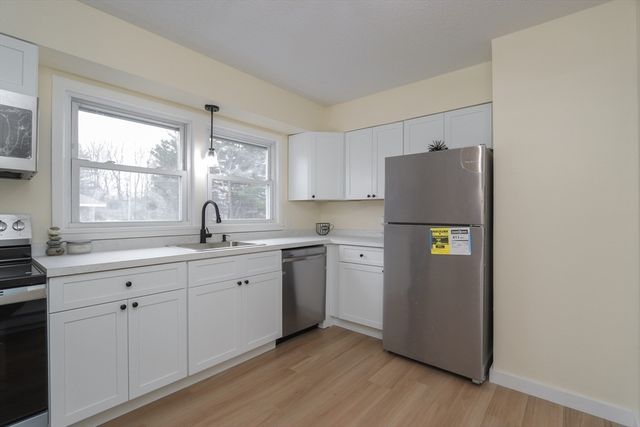 72 Honeysuckle Dr 72, Chicopee, MA 01022