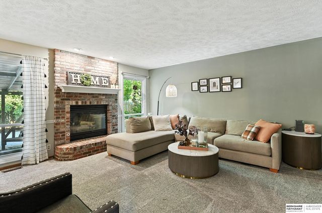 804 Valentine Lane, Papillion, NE 68046