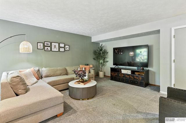 804 Valentine Lane, Papillion, NE 68046