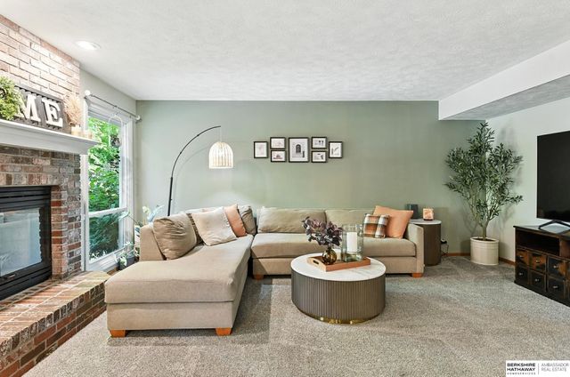 804 Valentine Lane, Papillion, NE 68046