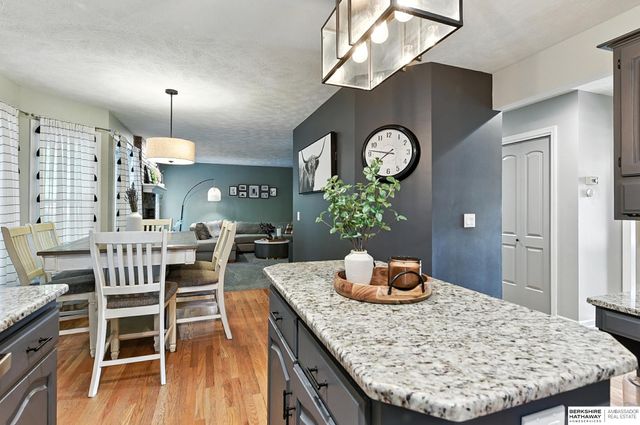 804 Valentine Lane, Papillion, NE 68046