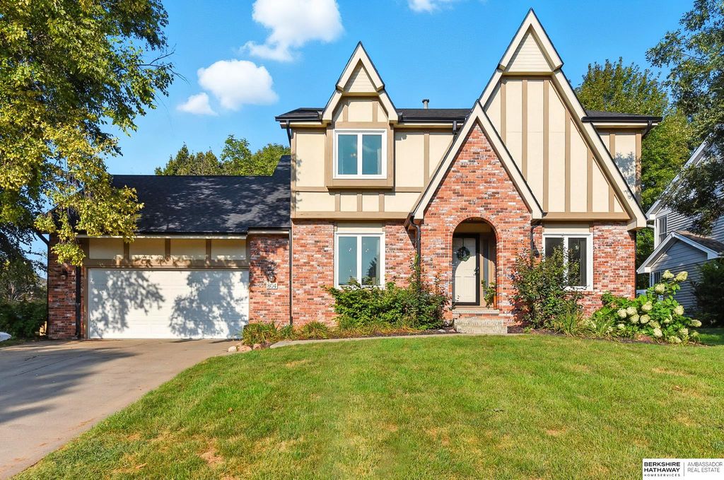 804 Valentine Lane, Papillion, NE 68046