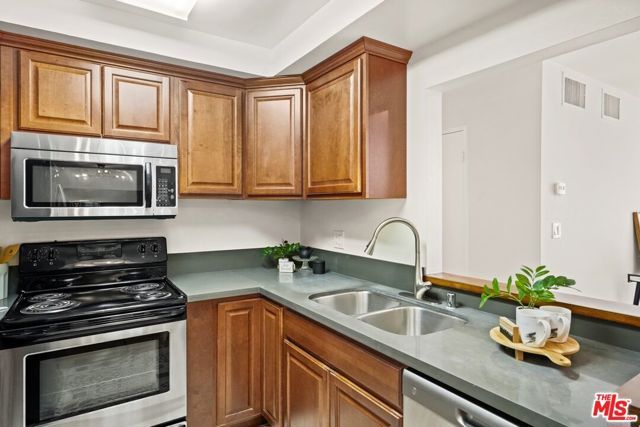 12720 Burbank Boulevard 114, Los Angeles, CA 91607