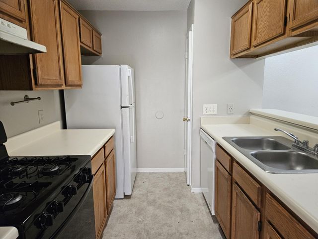 805 Lexington RD B, Elgin, TX 78621