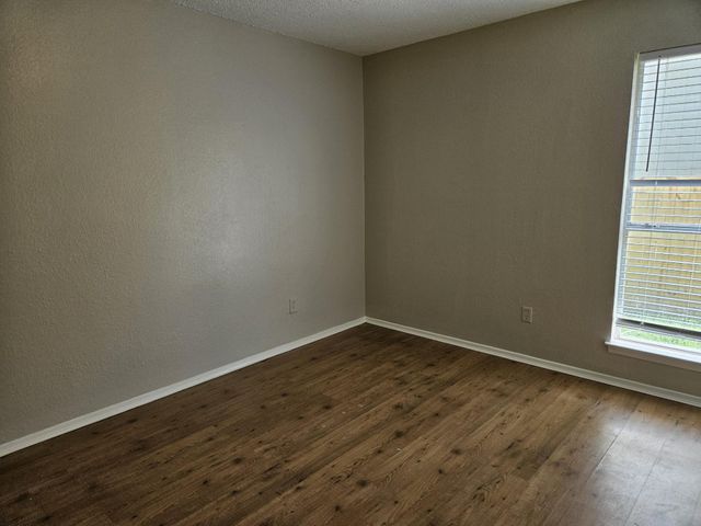 805 Lexington RD B, Elgin, TX 78621