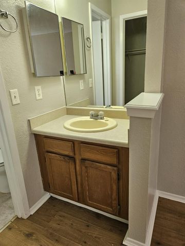 805 Lexington RD B, Elgin, TX 78621