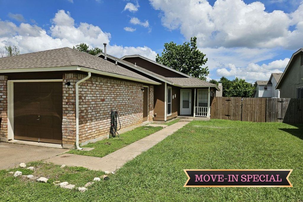 805 Lexington RD B, Elgin, TX 78621
