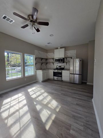 512 Hill Road, Houston, TX 77037