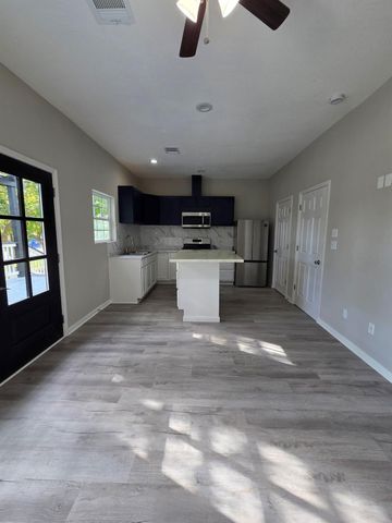 512 Hill Road, Houston, TX 77037