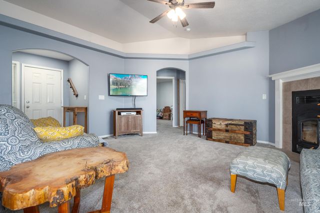 6940 SE Valley View Ave, Mountain Home, ID 83647