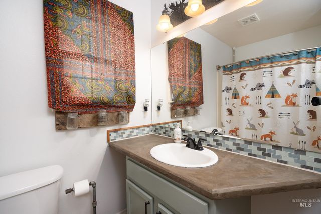 6940 SE Valley View Ave, Mountain Home, ID 83647